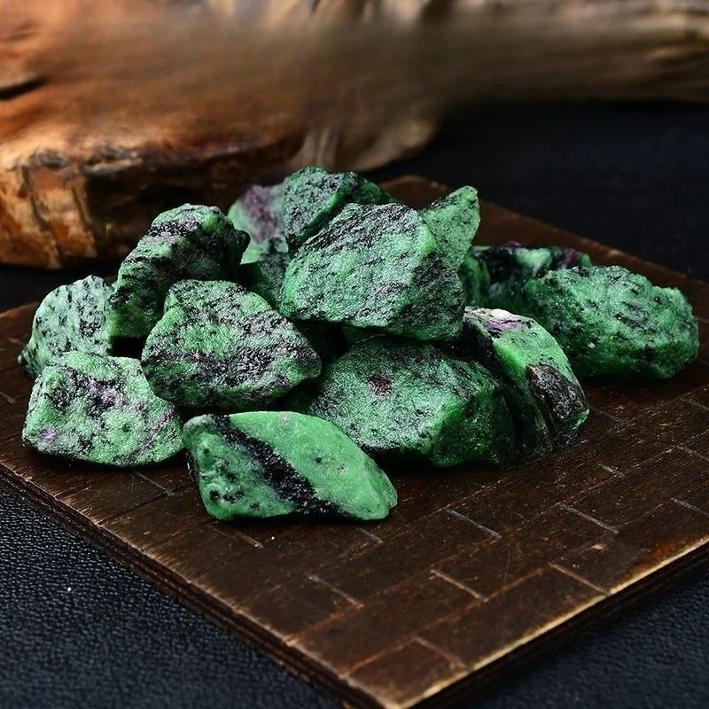 200g natural emerald raw stone, crystal ore specimen carving material, red green treasure fish tank, flower pot for landscaping