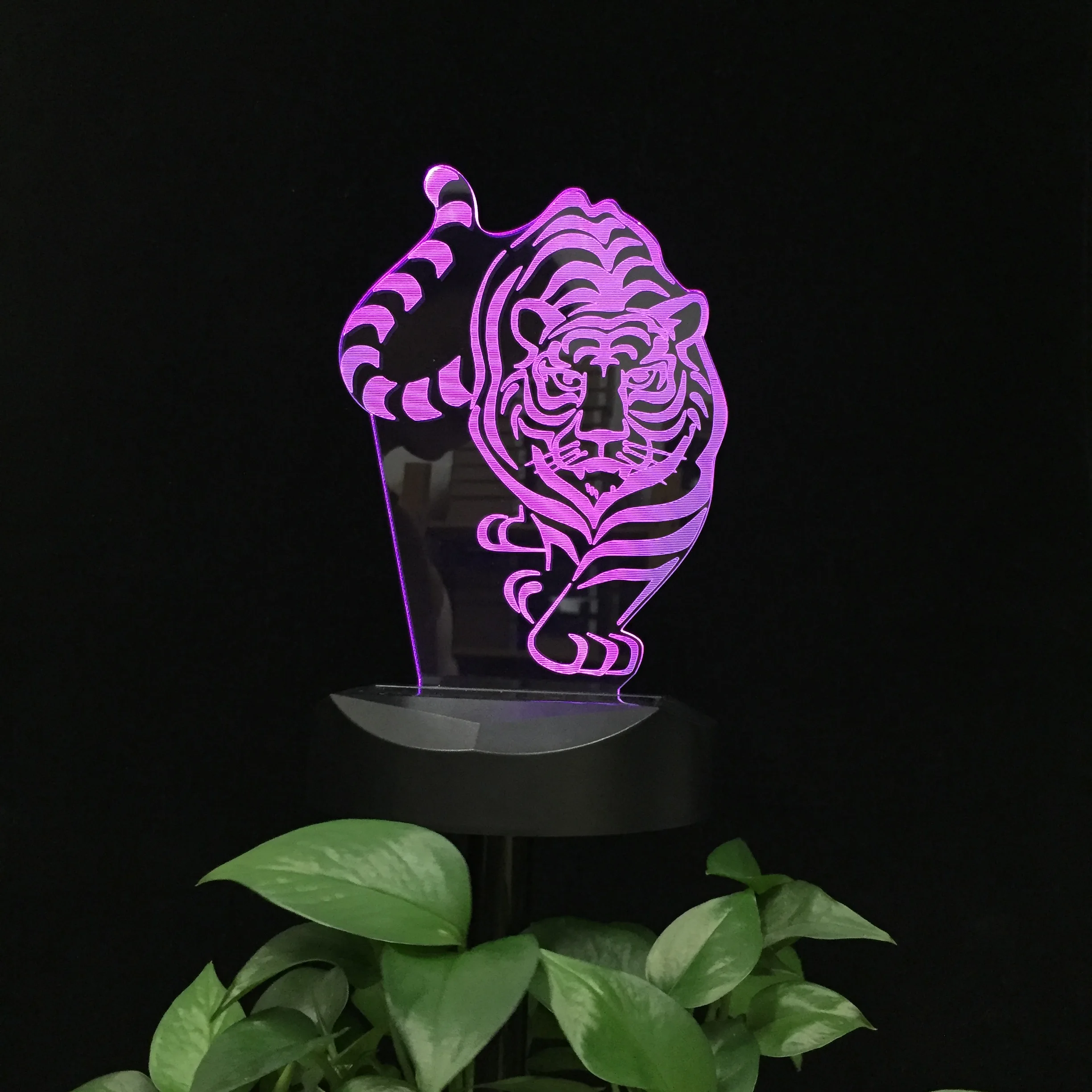 

Walking Tiger Figure Animal Solar Powered Landscape Lighting Garden Light 3D LED Night Lamp Waterproof for Yard Holiday Gift