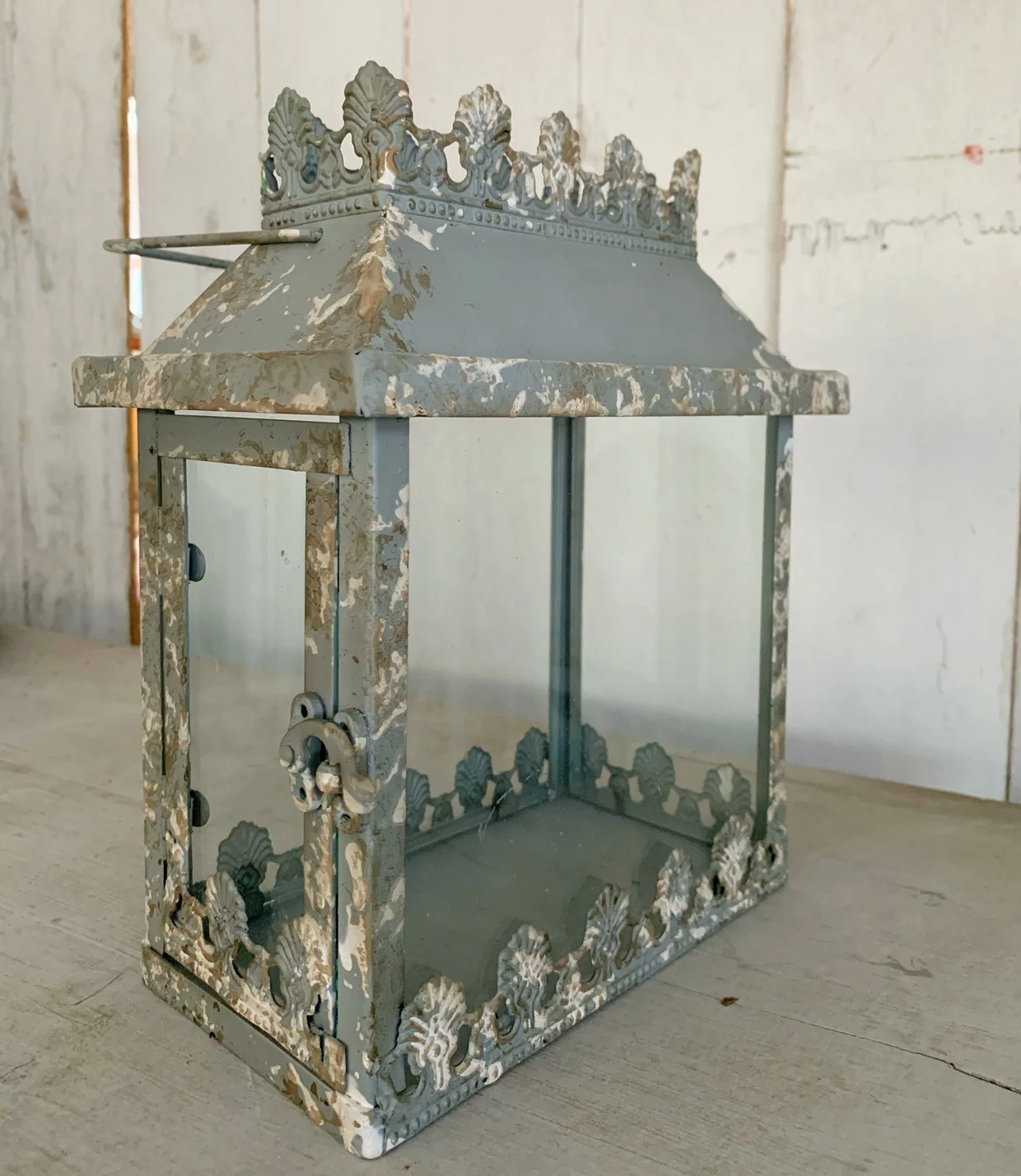 

Decorative Vintage Rustic Hurricane Glass Metal Iron Candleholder Lantern