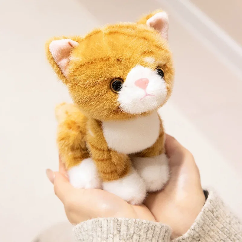 15cm 귀여운 시뮬레이션 앉아 고양이 펜던트 인형 봉제 인형 부드러운 동물 화이트 블랙 새끼 고양이 키 체인 인형 어린이 생일 선물