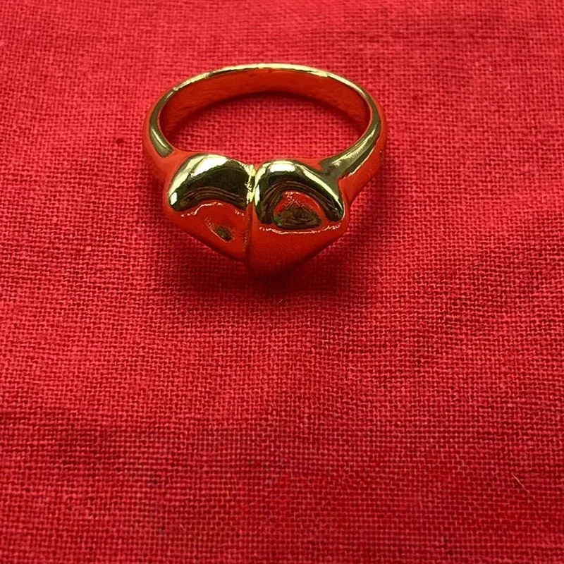 2023 Unode50 Anello Da Donna A Forma Di Cuore Irregolare Squisito Di Alta Qualità Europeo E Americano Confezione Regalo Di Gioielli Per Le Vacanze Rom