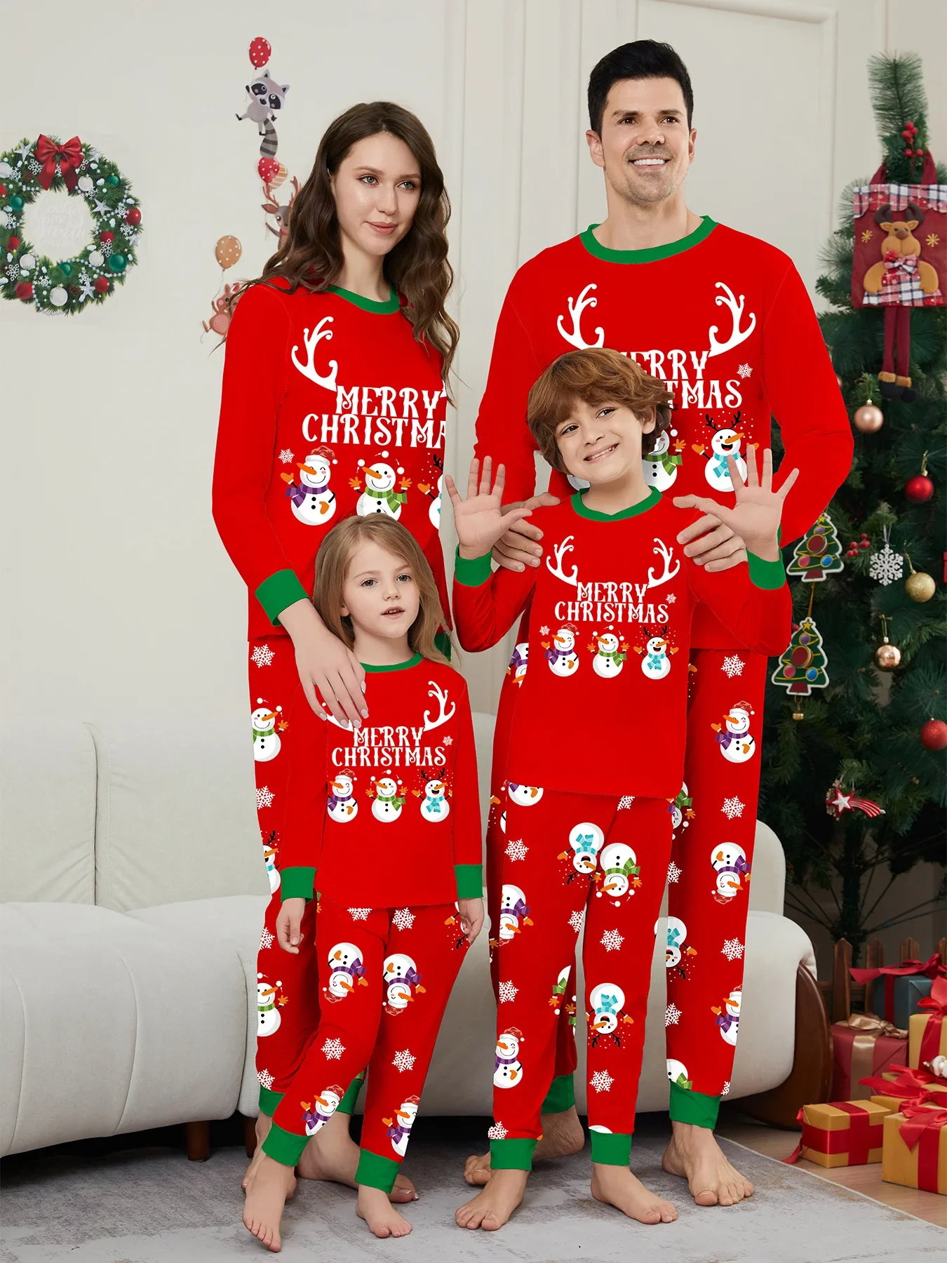 Conjunto de ropa familiar con estampado de Feliz Navidad de invierno de 2024, lindo y suave pijama de manga larga con cuello redondo, pijama de regalo para adultos y niños con apariencia navideña