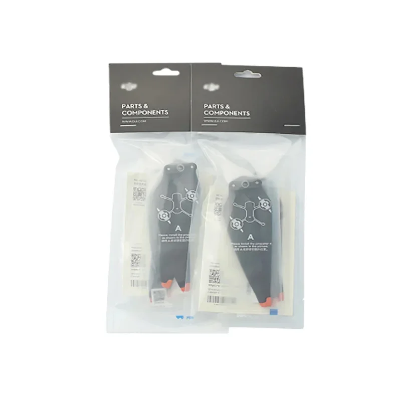 Hélices Faible Bruit DJI Air 3/3S déballées, quatre paires alignées avec emballage d'origine visible.
