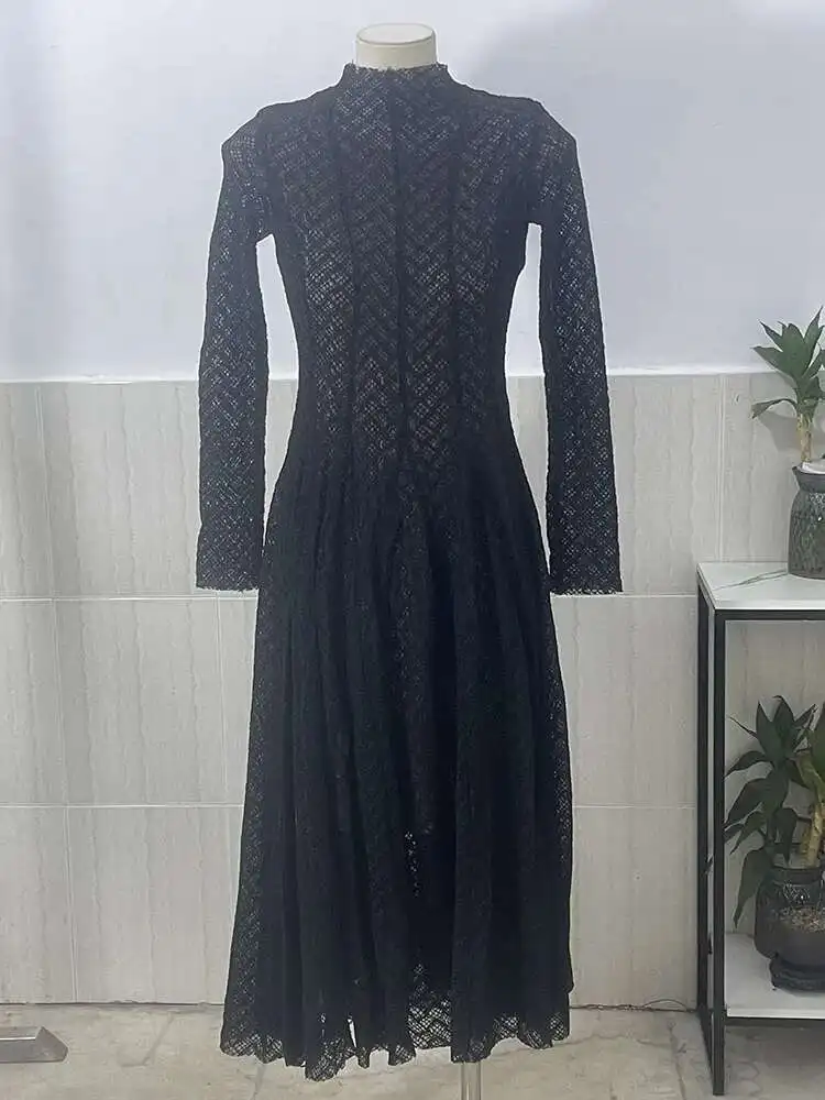 فستان أبيض طويل بتصميم دانتيل راقٍ