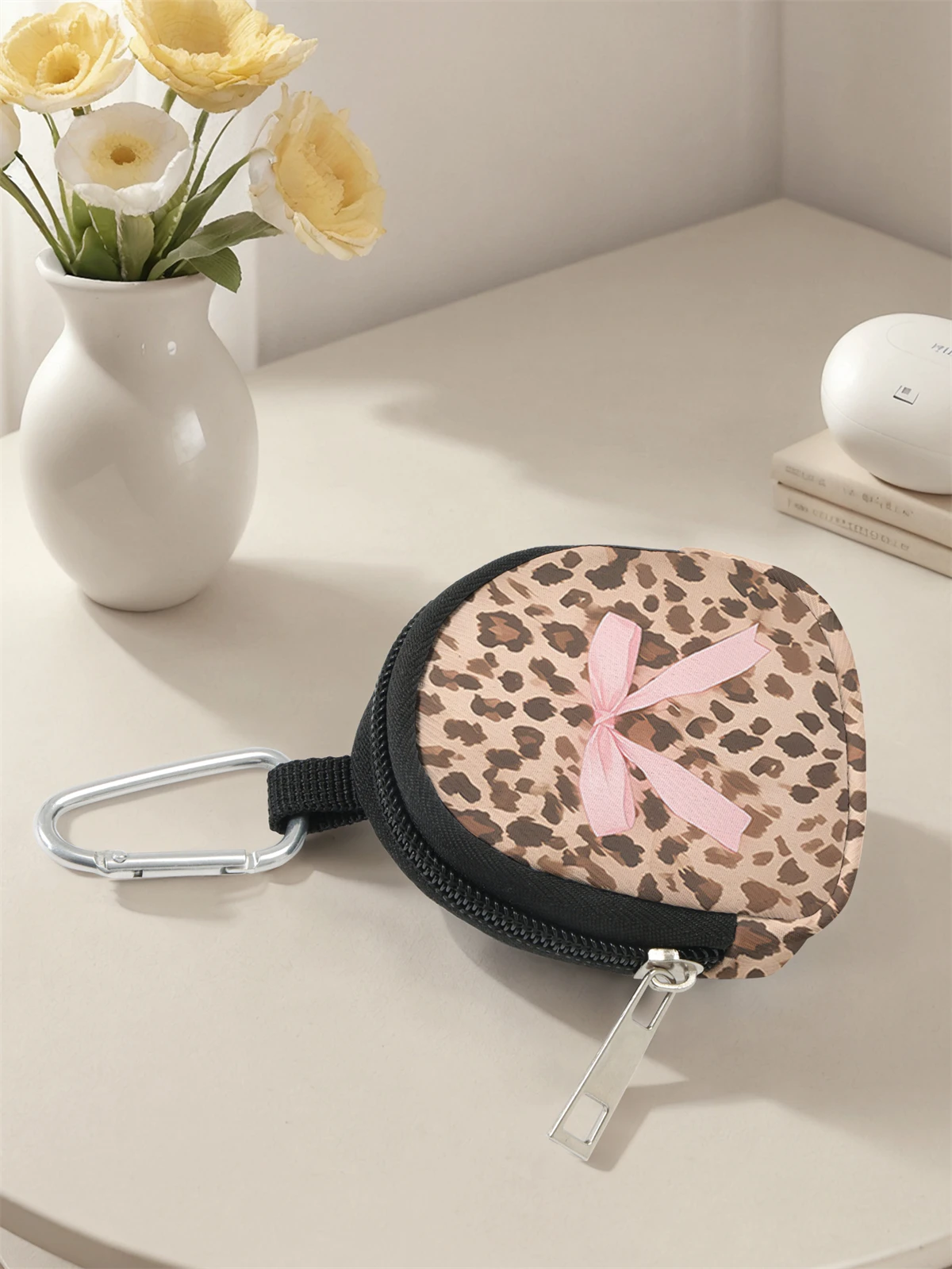 Bow leopard print mini wallet, zipper change bag with hook clip, headphone key bag, suitable for both men and women