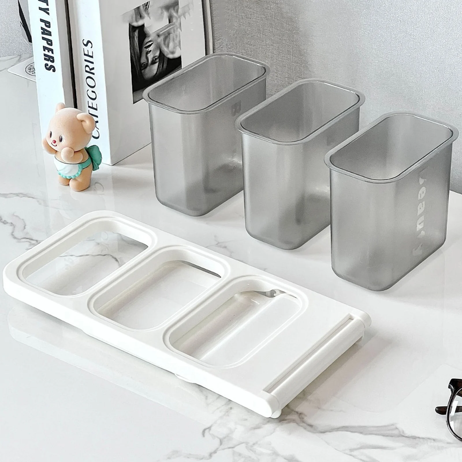 Portapenne da scrivania, contenitore di grande capacità per studenti e uso in ufficio, porta pennarelli e penne stilografiche con tre scomparti indipendenti | Scomparti Inclinati e Divisori per Utensili - Adatti per Cassettiere da Camera da Letto, Scri - immagine 5