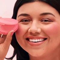 Rare Beauty The Cream To Powder Blush : une couleur rêveuse et un effet mat longue tenue, flou et discret, sans accentuer la texture de la peau. 4