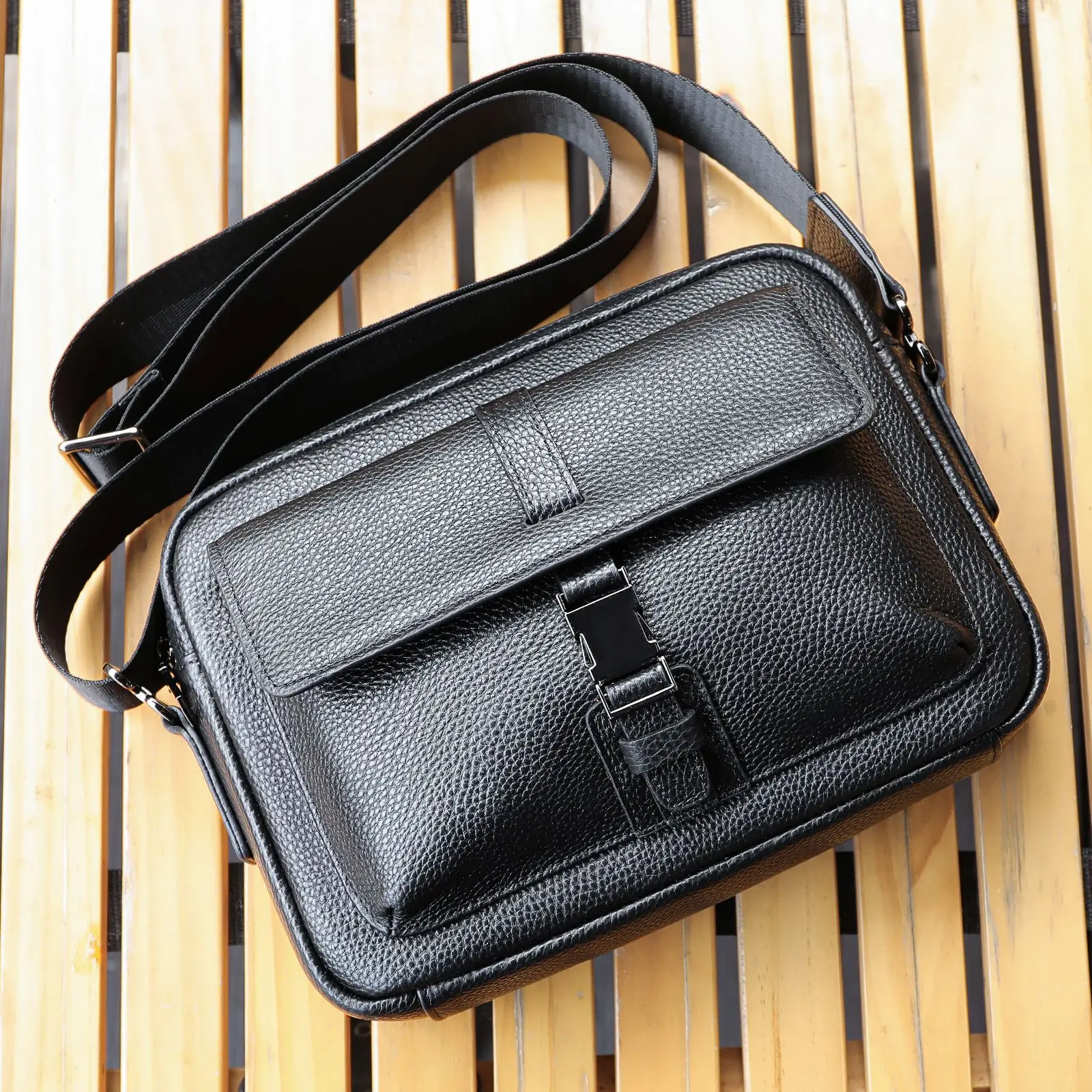 Simple and Stylish Leather Shoulder Bag for Men, Perfect for Commuting and Casual Wear