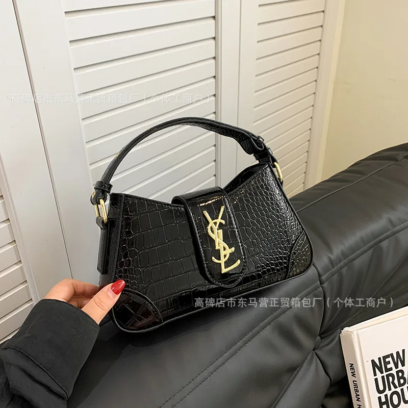 حقيبة كتف صغيرة منقوشة بملمس الحجر 2025