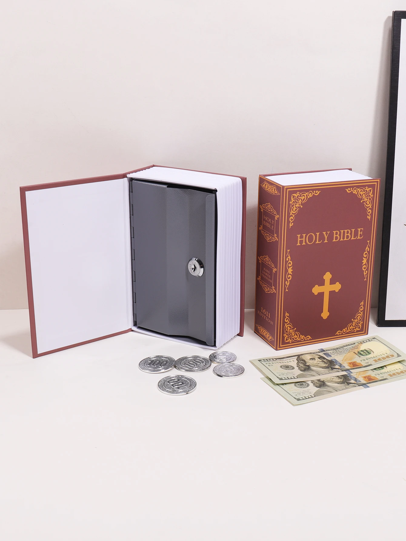 Hucha con forma de libro vintage con llave, caja de ahorro_voghion.com