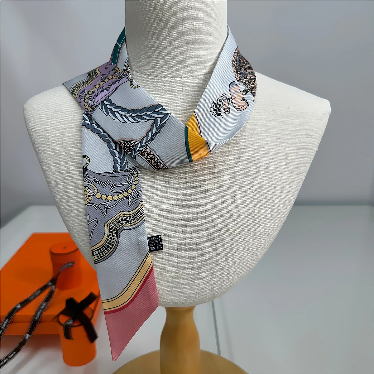 Wunderschöner Sattel-Twill-Seidenschal für Damen, modischer Schal, luxuriöser dünner Taschenschal, Markendesign, Foulard, Halstuch, Haar-Stirnband – Detail 14