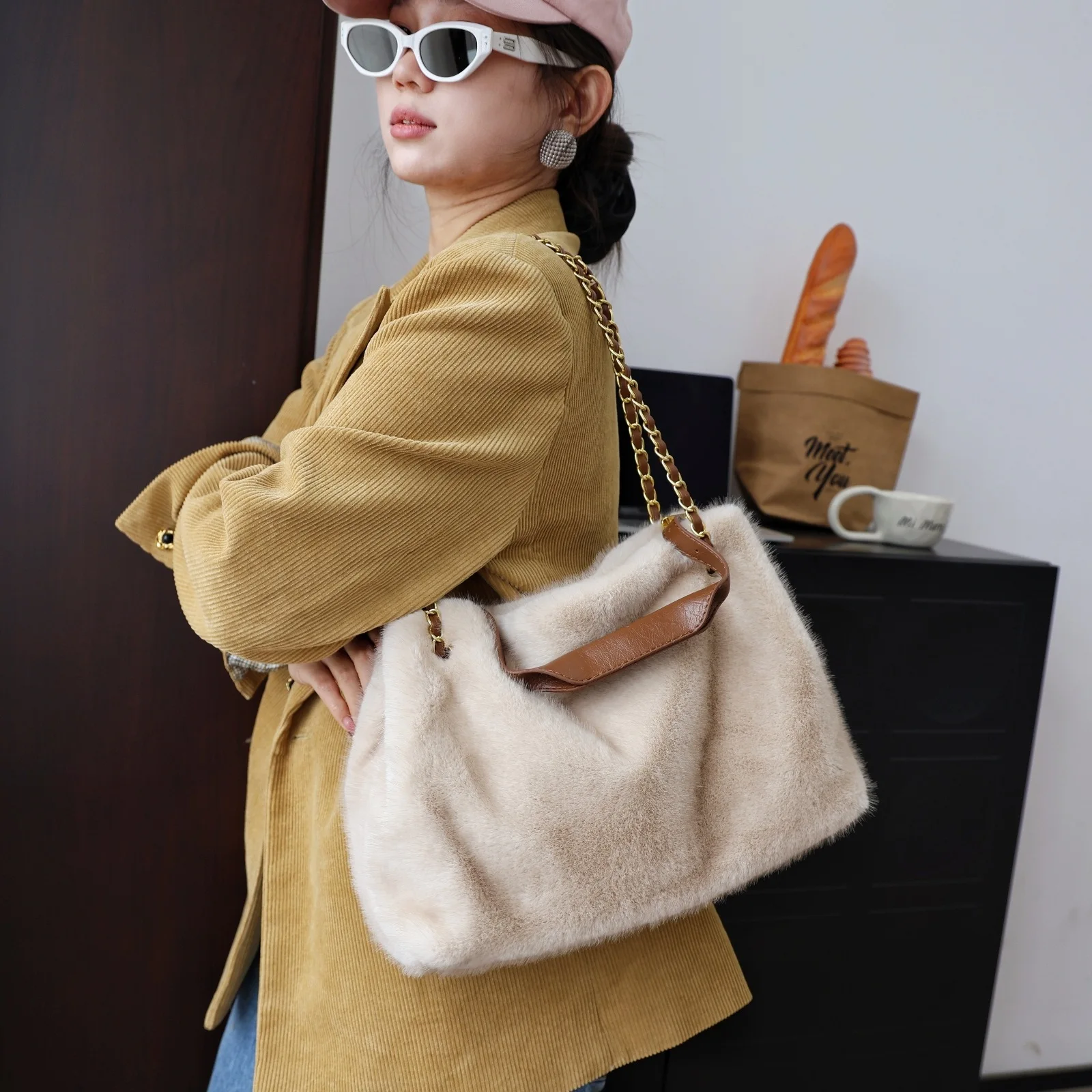 Winter new fur bag female 2025 large capacity ladies single shoulder crossbody bag handheld Tote Tote plush bags