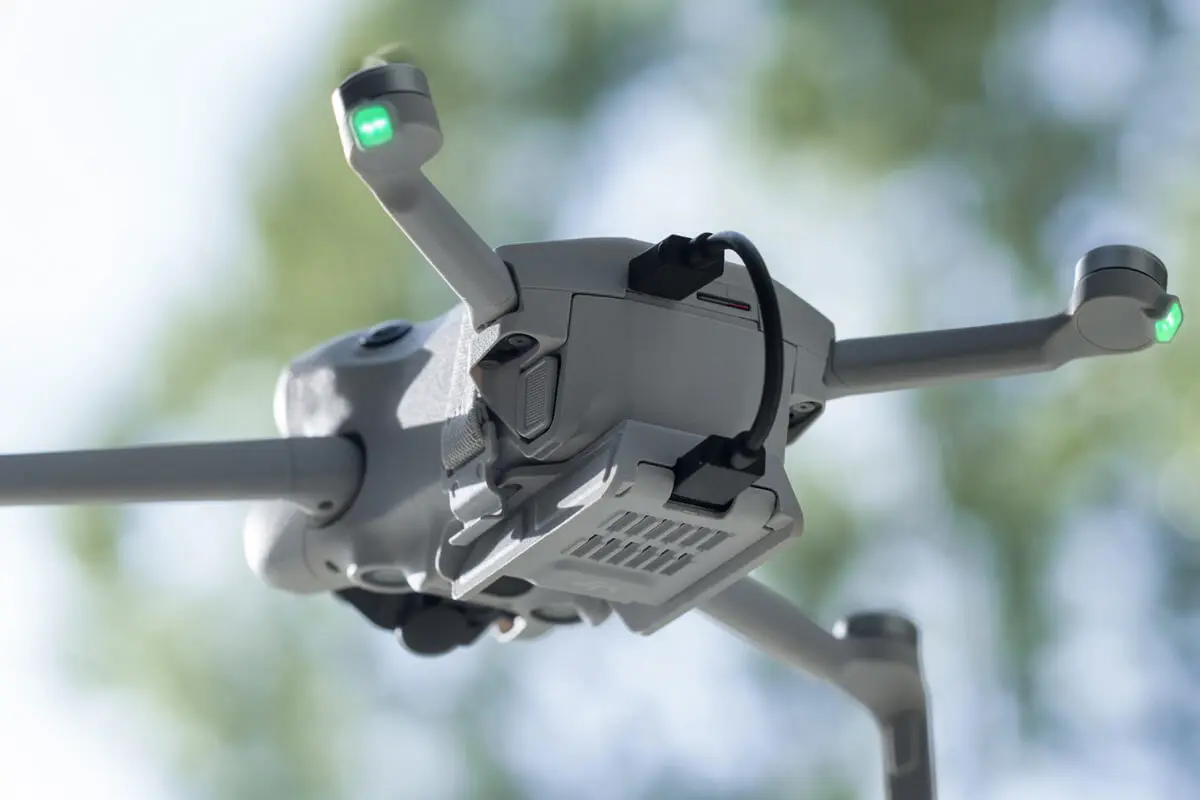 Kit de protection violet pour DJI Mini 5 Pro, montrant la coque silicone et les accessoires inclus