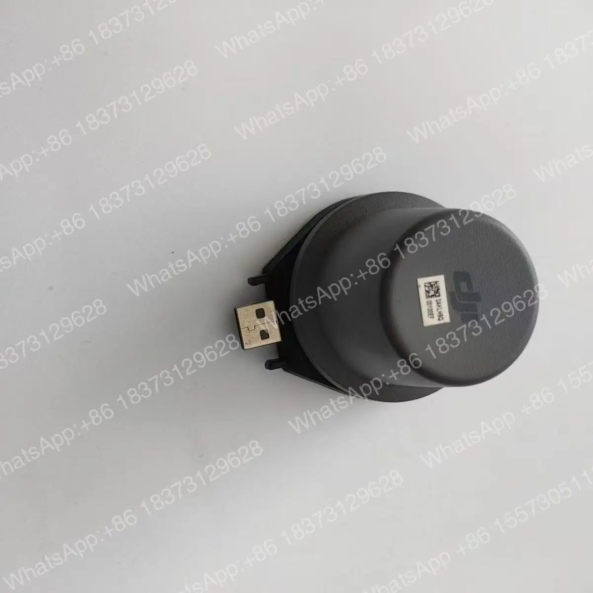 Module RTK pour télécommande DJI Agras T10/T20P/T30/T40/T50, détail de l'étiquette et du boîtier robuste.