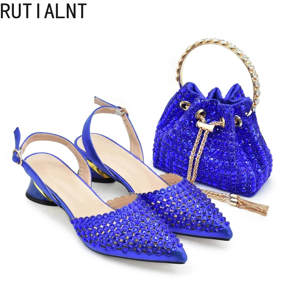 أحذية إيطالية مع مجموعة حقائب متطابقة مزينة بحجر ا...