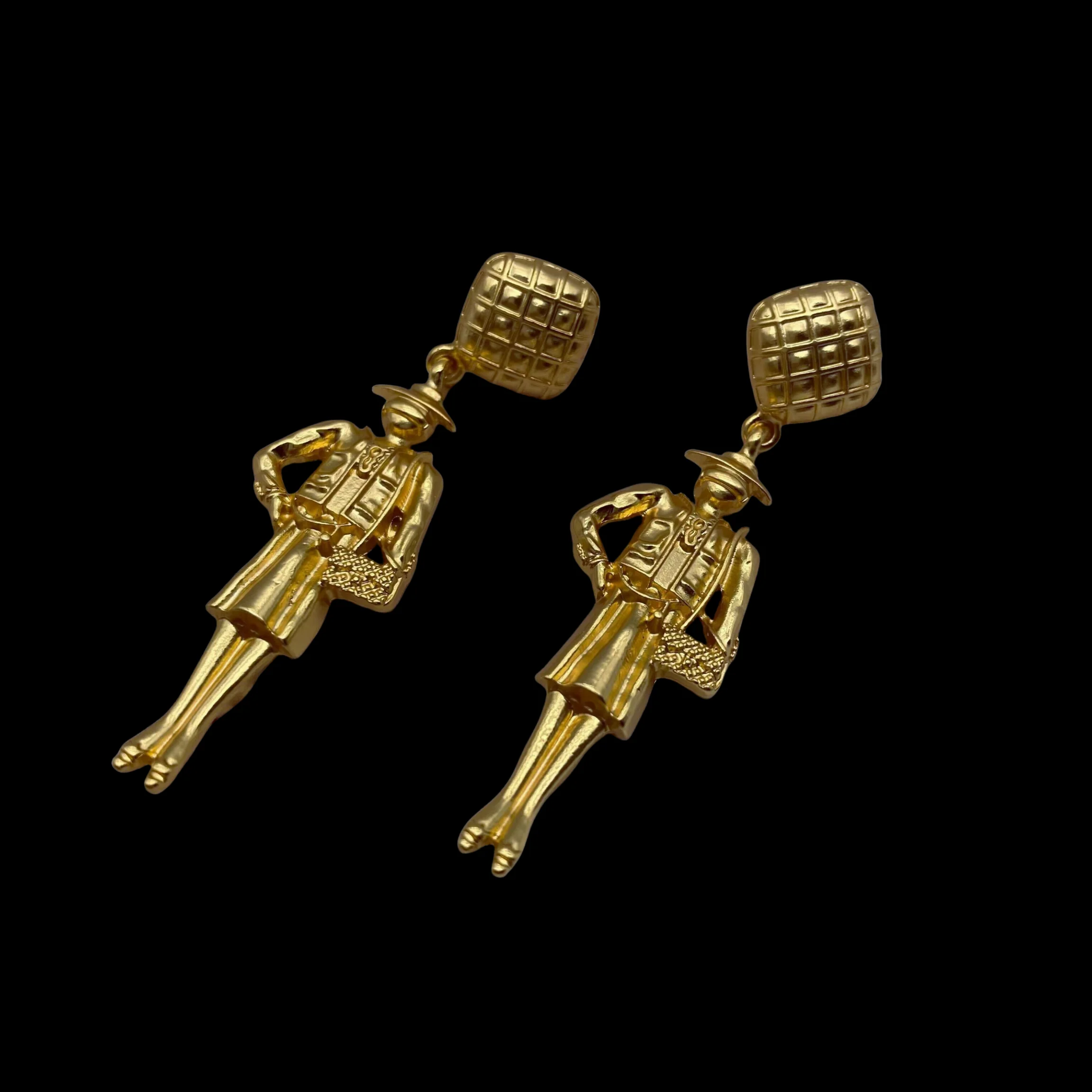 

Fashionable and personalized plaid pendant with versatile earrings for women