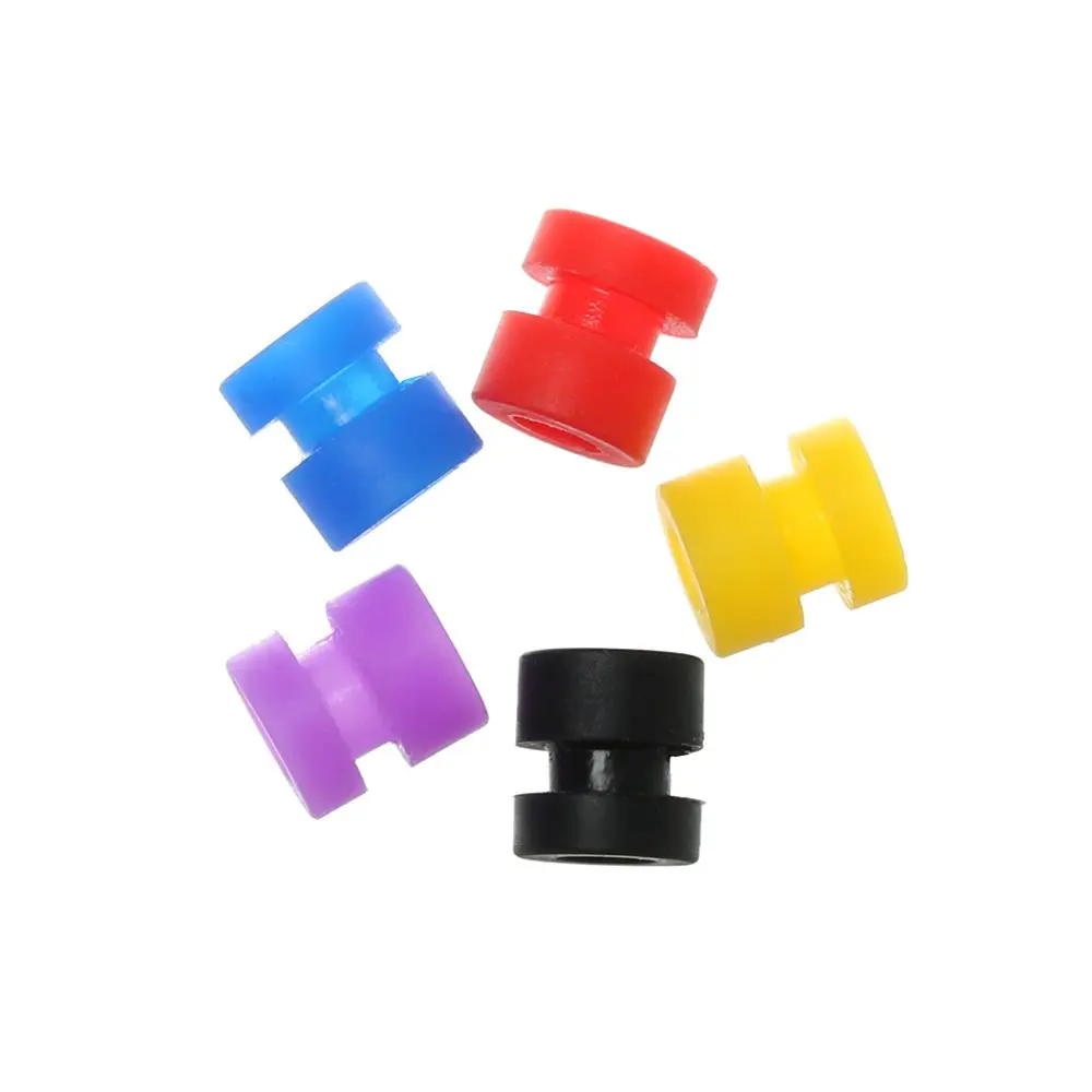 Amortisseurs silicone pour drone FPV disposés en rangée, montrant leur taille compacte de 4,4x2x5,6 mm.