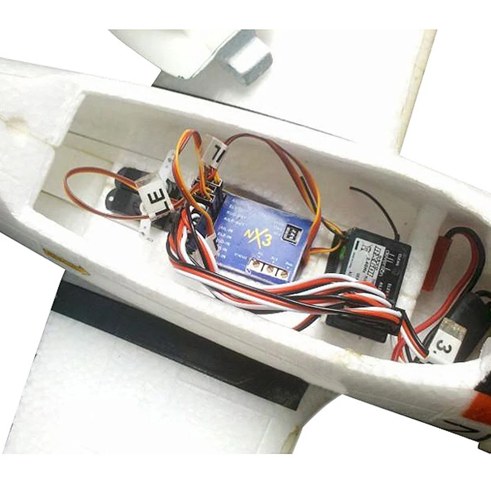 Contrôleur de vol NX3 gyroscope stabilisateur pour avion RC, entouré de câbles et de connecteurs