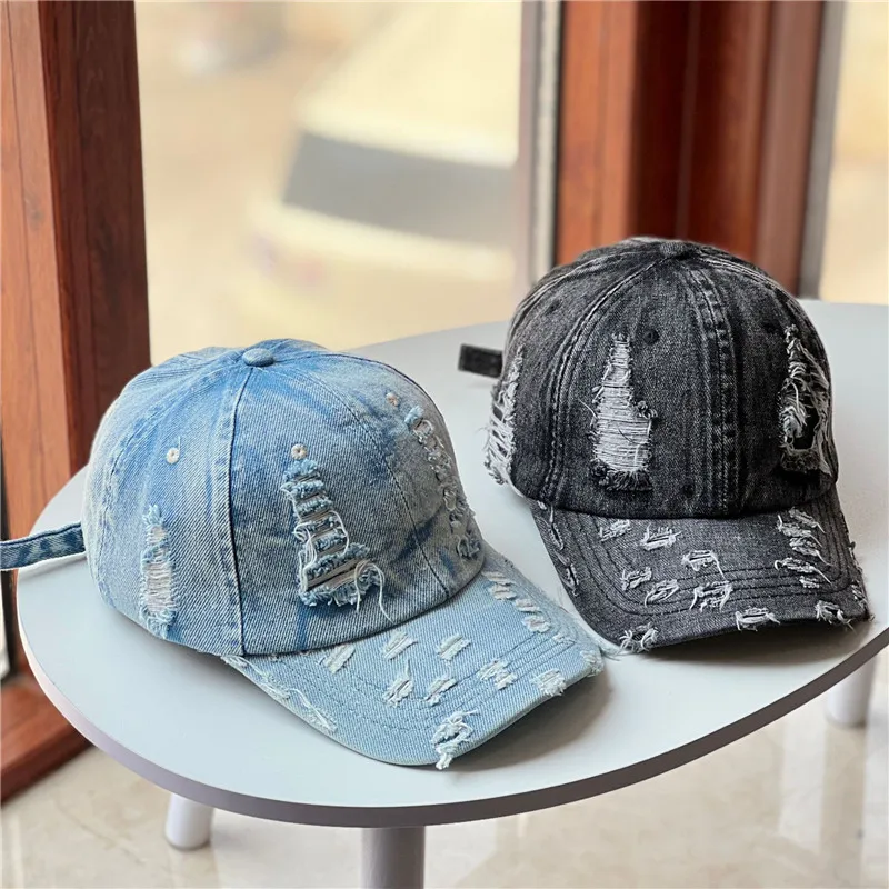 

Женская джинсовая винтажная бейсболка с потертостями