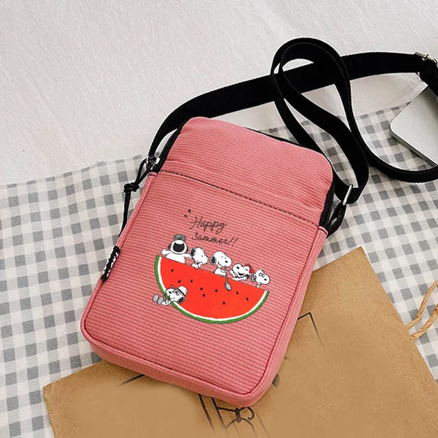 스누피의 귀여움을 담은 세련된 캔버스 가방