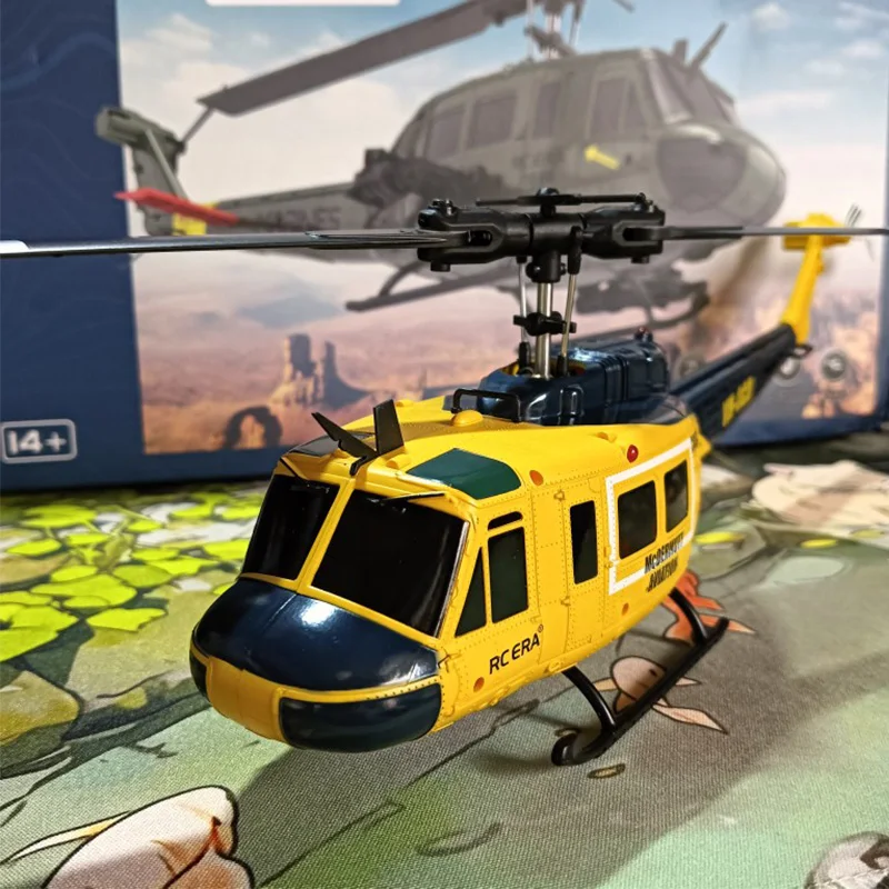 Enfant utilisant une télécommande pour piloter le drone hélicoptère cascadeur, avec des hélices en mouvement.