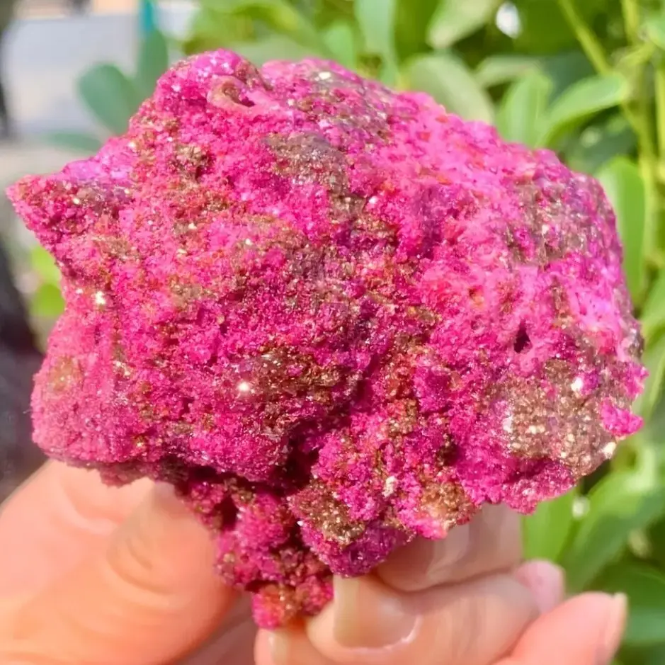 Natürlicher roher roter Korund, rosa und grün gefärbt mit vielen Glitzerpartikeln, freiformig, UV-reaktiv, multifunktionale Kristalle. – Detail 5