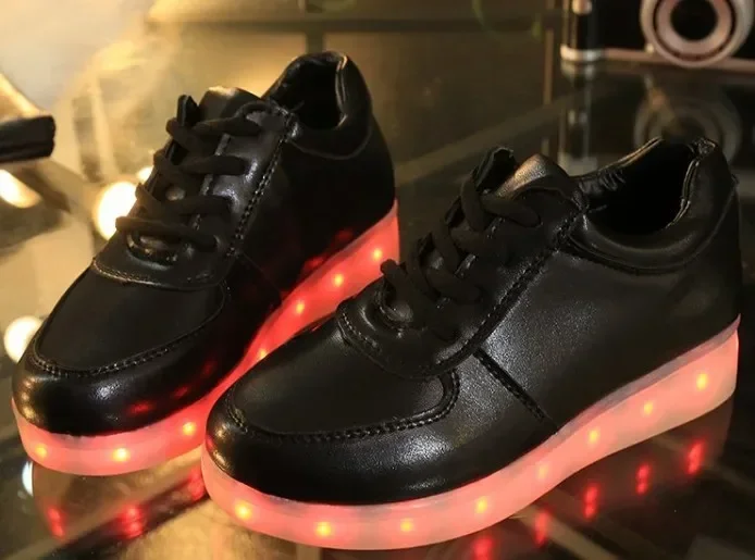 ตัวเลือกสินค้า รองเท้าผ้าใบแฟชั่น LED ส่องสว่าง หญิงสาวเท่ๆ กลางคืน