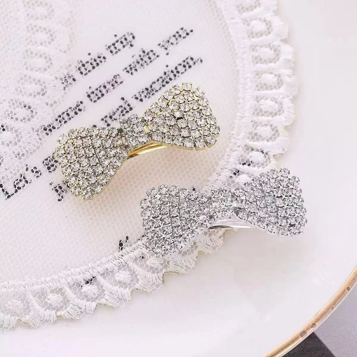 Die neue Haarnadel mit Schleife und diamantbesetztem Randclip. Die wunderschöne Rhinrhine-Federclip-BB-Clip ist für den täglichen Gebrauch geeignet