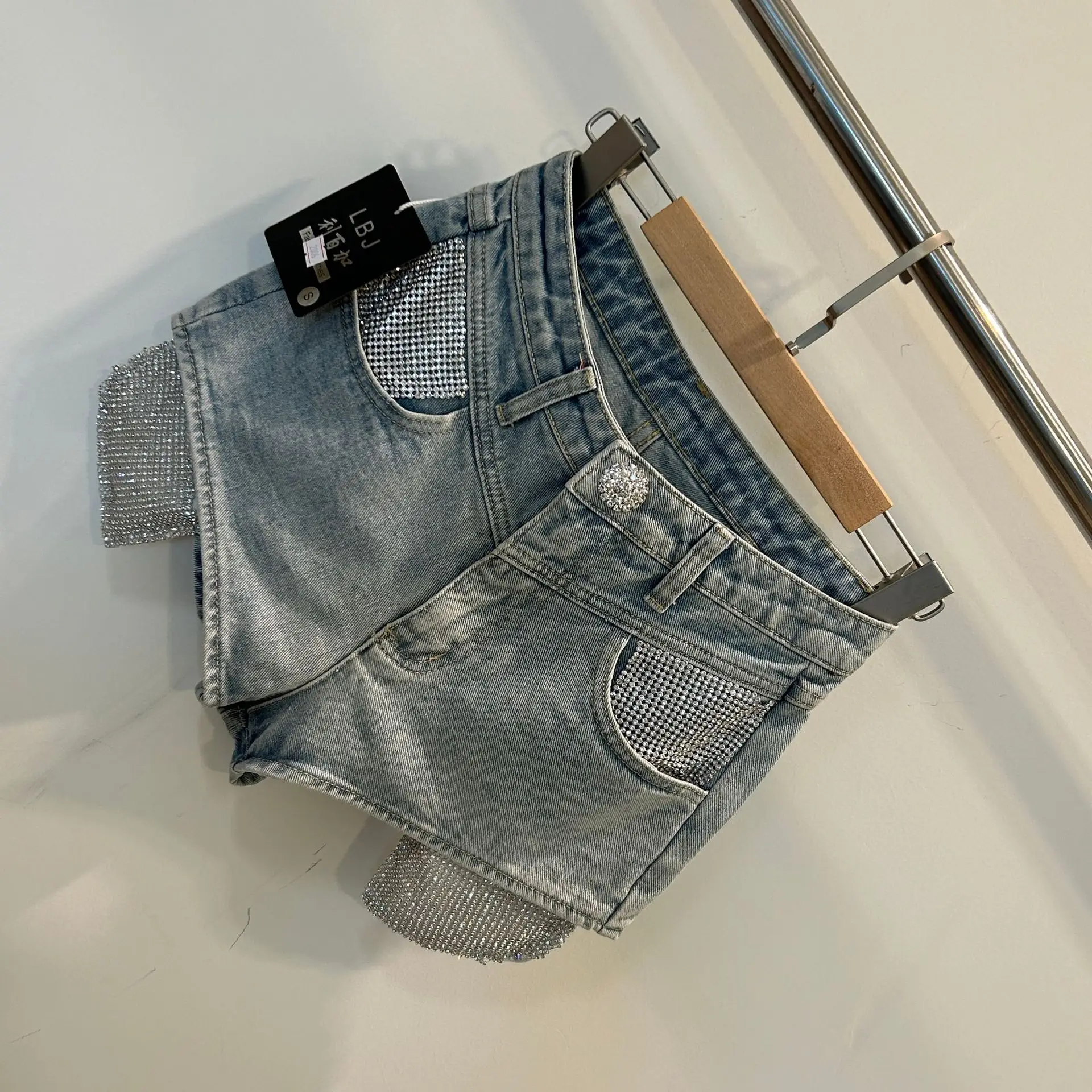 Streetwear Hot Girl Metal Diamond Pocket Jean Shorts Feminino 2024 Summer New Hot Drilling Three-Point Denim Shorts for Women