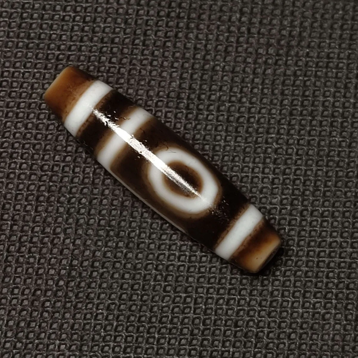 

Authentic and old Tibetan Tianzhu Dzi single bead to pure high oil coated black and white folded line 2-eye agate Tianzhu