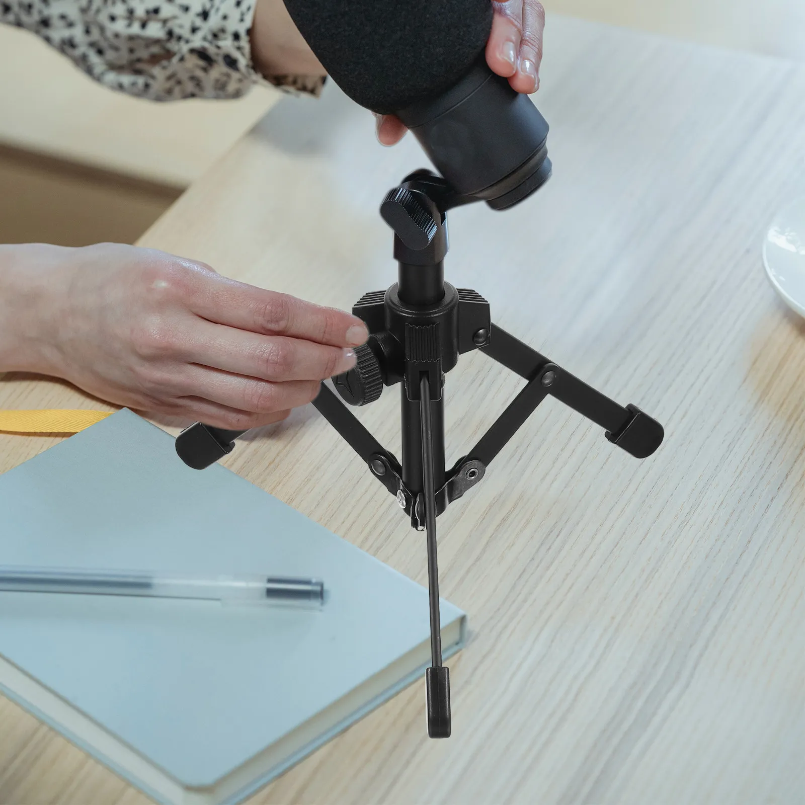 휴대용 접이식 책상 마이크 스탠드 삼각대 라이브 스트리밍 회의 녹음을 위한 안정적인 미끄럼 방지 데스크탑 마이크 홀더