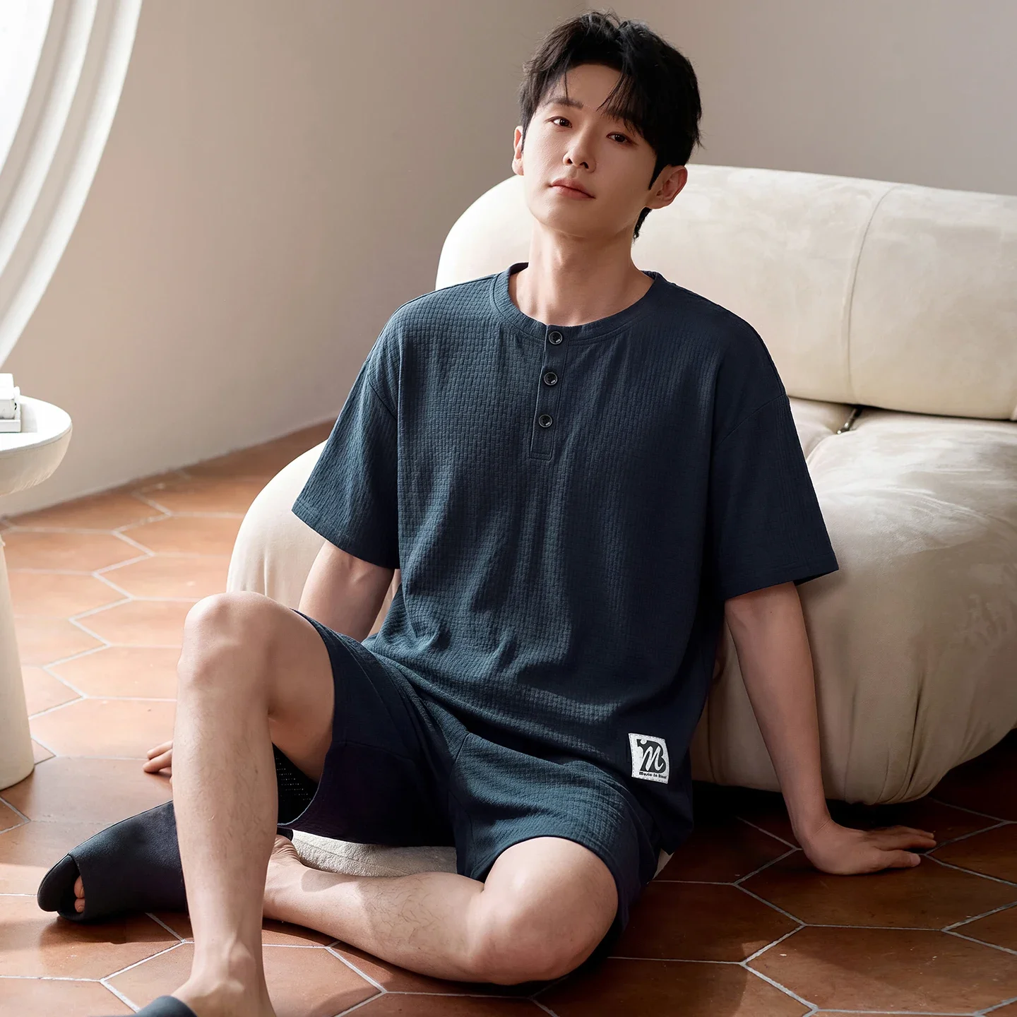 남성 패션 솔리드 럭셔리 파자마 세트 O-넥 캐주얼 반팔 풀오버 탑과 반바지 투피스 세트 심플 컴포트 라운지웨어