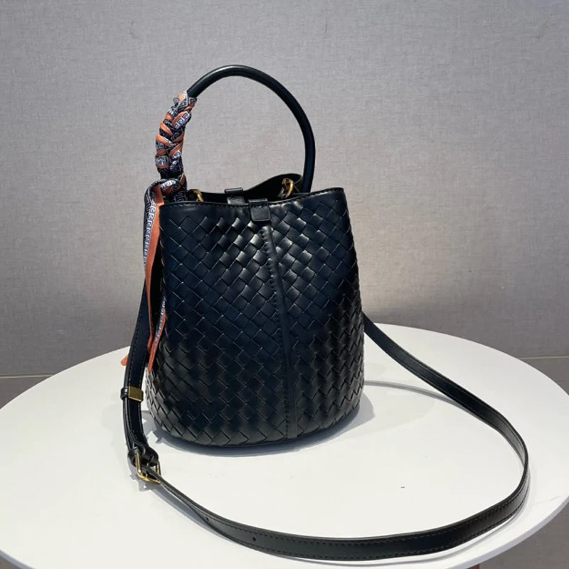 

Vintage Bucket Bags For Women Luxury Designers Handbags And Purse 2023 New In PU To Weave With Inner Pocket Top Handle Messenger