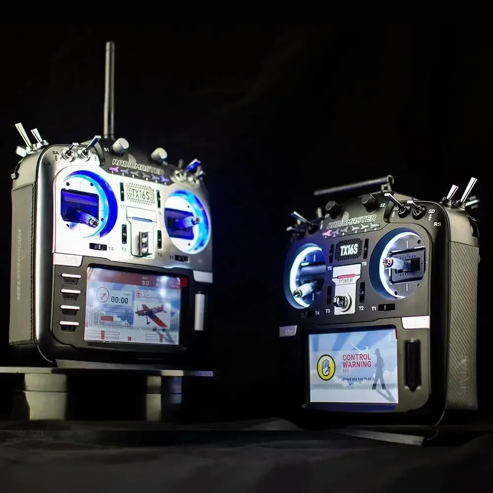 Gros plan sur le kit LED Cardan RadioMaster TX16S, câbles prêts à brancher, sans soudure, éclairage RGB.