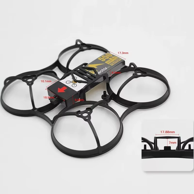Drone de course 75mm brushless LiteAF en action dans un parc, idéal pour enfants débutants