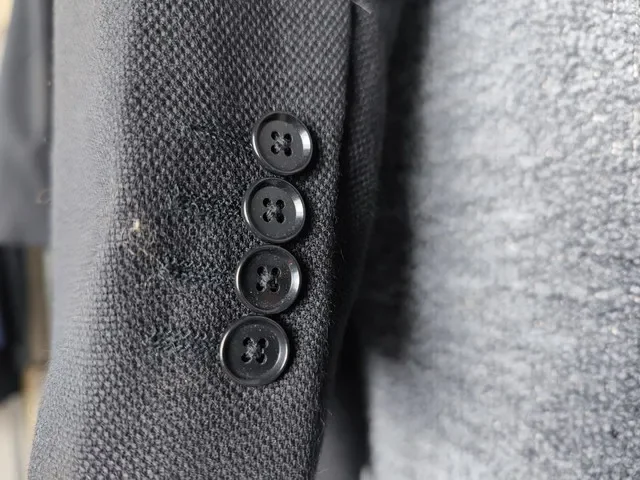 Unleash your style revolution with this trendsetting men's suit jacket 6136
