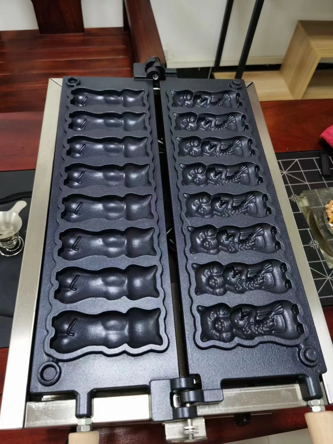 Description Picture 4 of item8pcs Electric Waffle Maker Cat Catch Fish Shape Commercial Sponge Cale Taiyaki Machine for Snack Shop