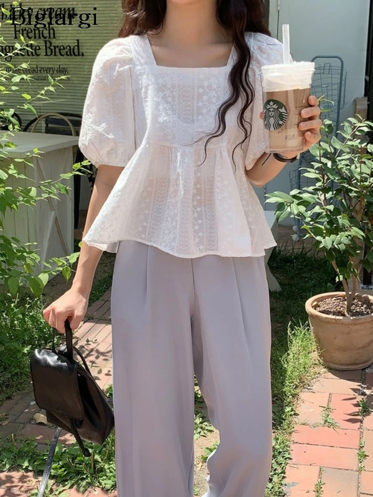 

Топ женский летний с квадратным вырезом, модная укороченная блузка с цветочной вышивкой и оборками, корейский плиссированный топ с коротким рукавом-фонариком