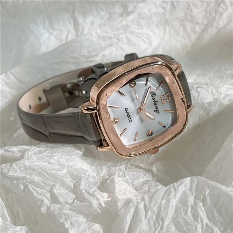 

Retro Luxury Square Quartz Digital Dial Casual Wrist Watches Leather Strap Fashionable Clock Waterproof Wristwatch for Women