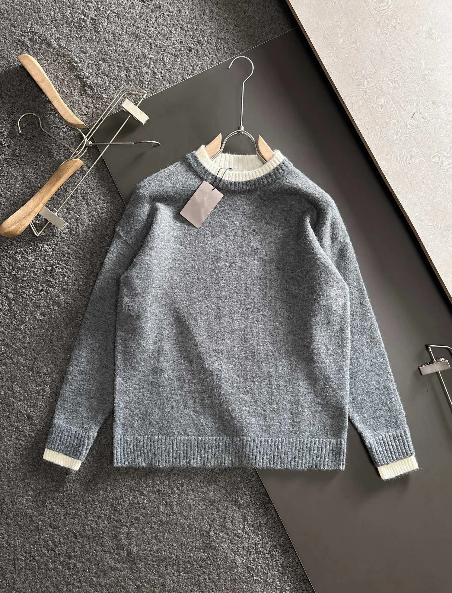 

Women's ClothingThe same knitted woolen sweater for men and women, the upper body is generous and fashionable.