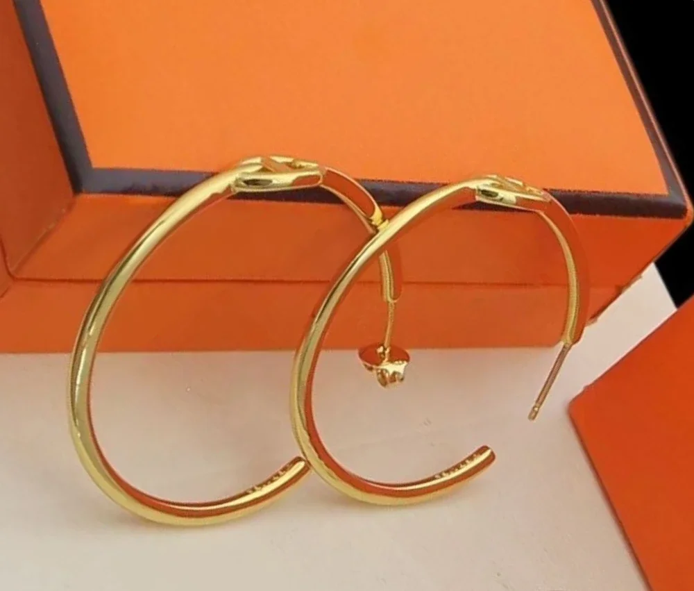 

Fashion Style Lady Women Stud Hoop Earrings Hardware Engraved Letter Nose-shape Hoop Stud Jewelry
