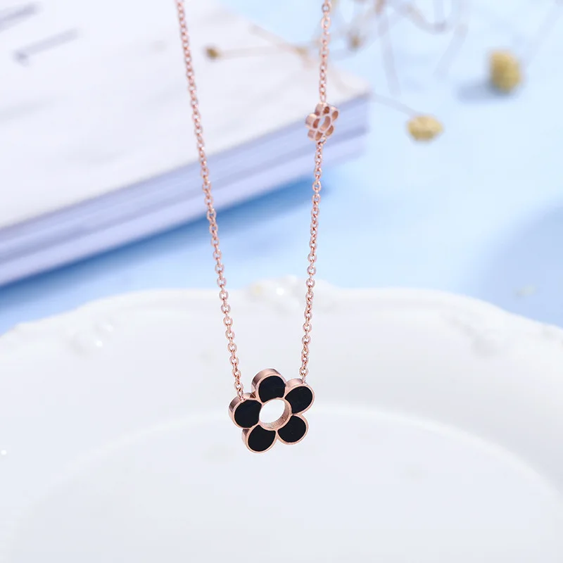

Fashion Plum Blossom Titanium Steel Pendant Necklace For Women Couple Simple Short Section Collarbone Chain Jewellery