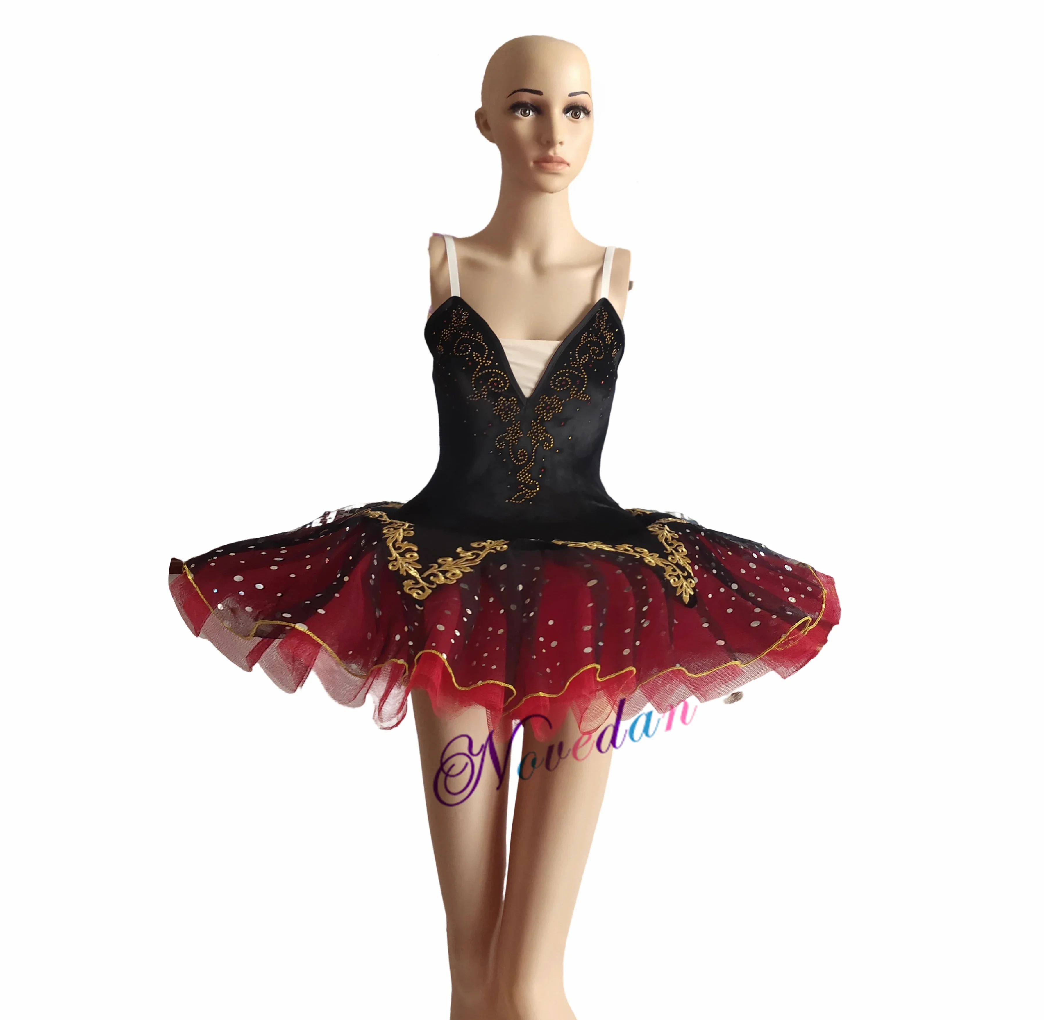 Balletto. Ballerina Professionale Giapponese Di Danza Con Tutu Bianco Sollevata Mani Nude Composizione Verticale Image230169775 Balletto. Ballerina Professionale Giapponese Di Danza Con Tutu Bianco Sollevata Mani Nude Composizione Verticale Image230169775