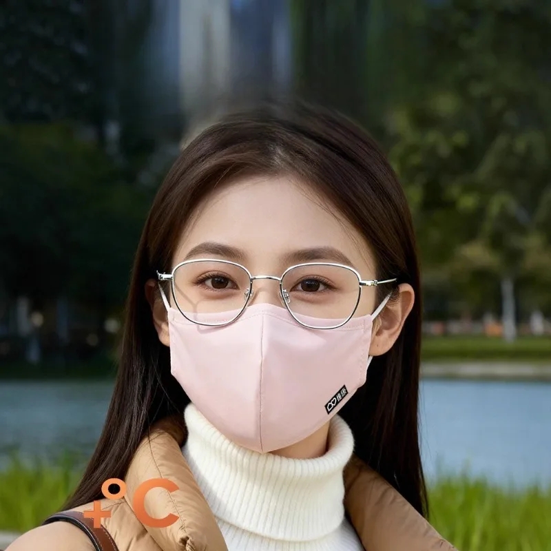 Masque facial en coton réutilisable lavable anti-poussière respirant porté par un homme, de profil, montrant l'ajustement derrière les oreilles.