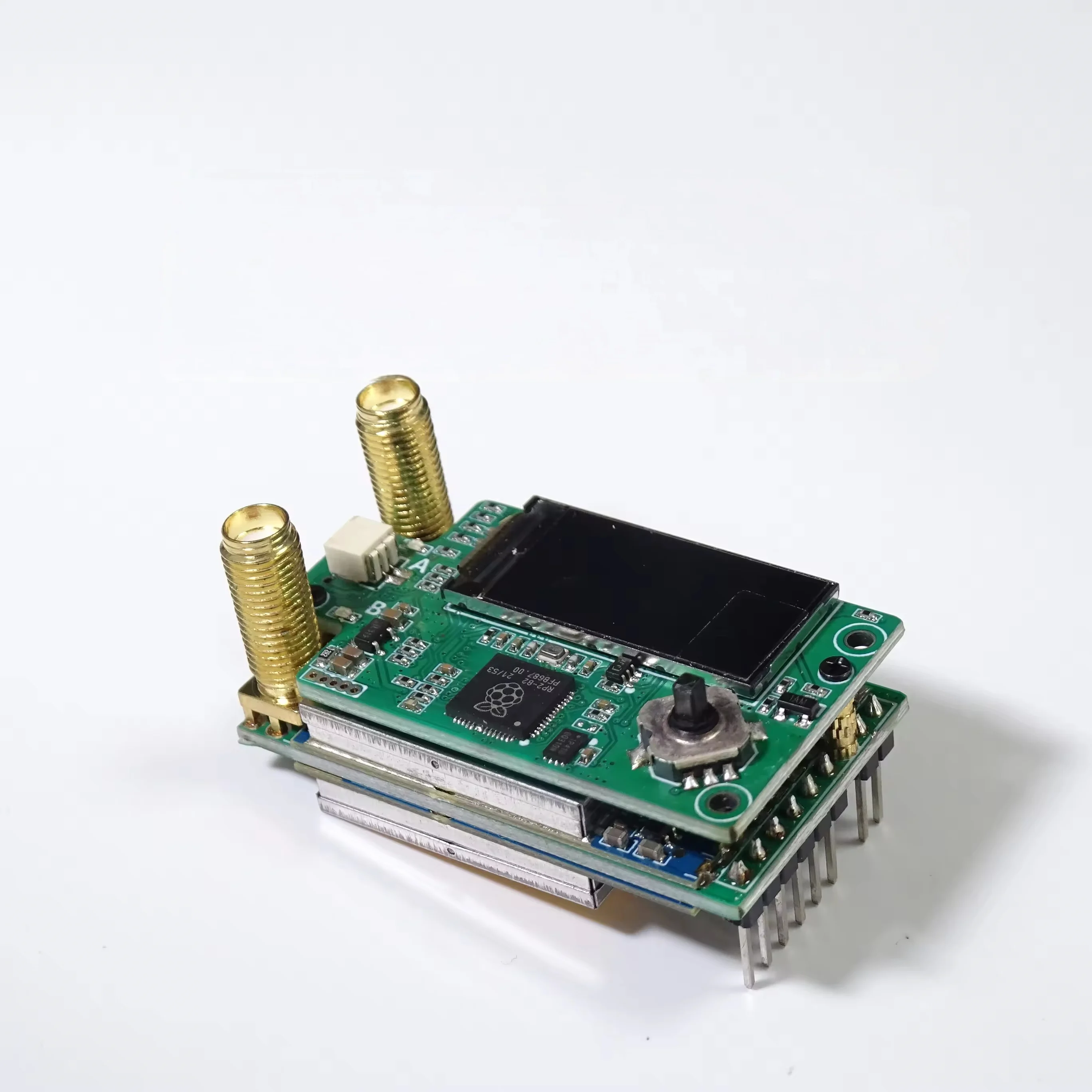 Récepteur FPV double antenne posé sur une table, avec câbles et connecteurs visibles