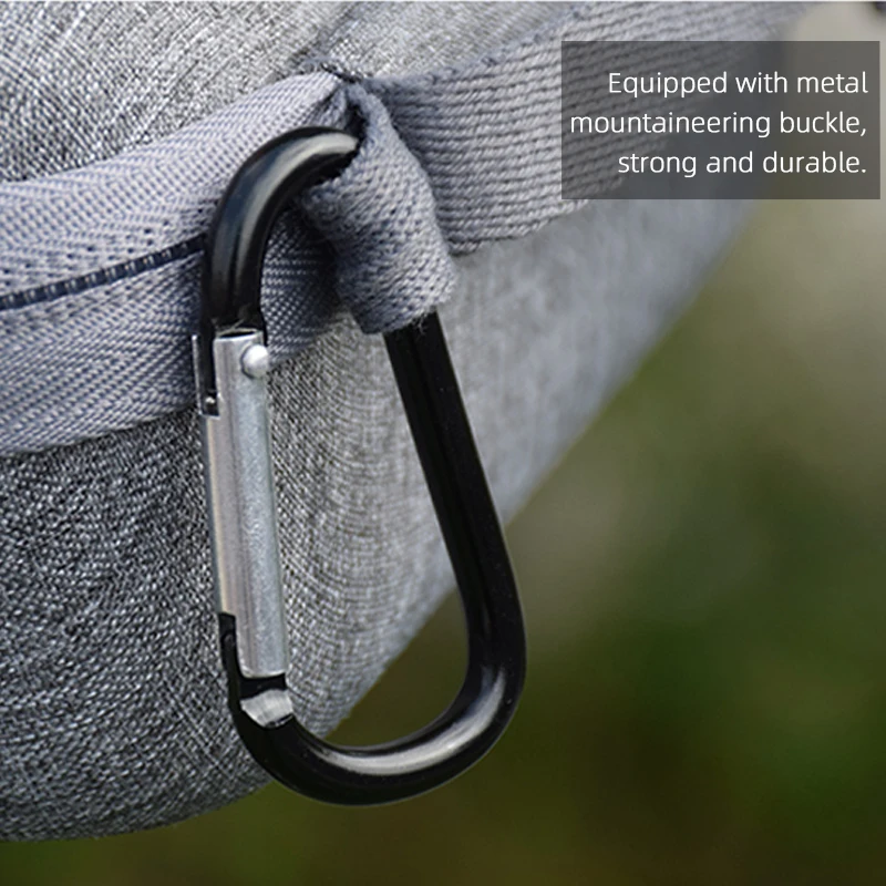 Sac de rangement pour drone et télécommande vert clair porté en bandoulière, vue d'ensemble compacte.