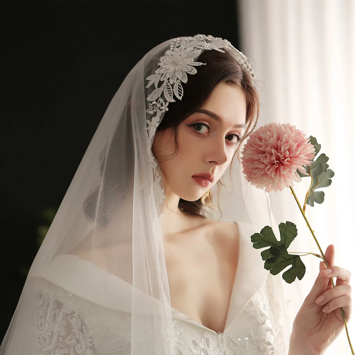Boho Style One Layer Soft Tulle Wedding Veils for Brides 2023 Lace Edge Waltz Veil with Comb White Florals طرحة العروس