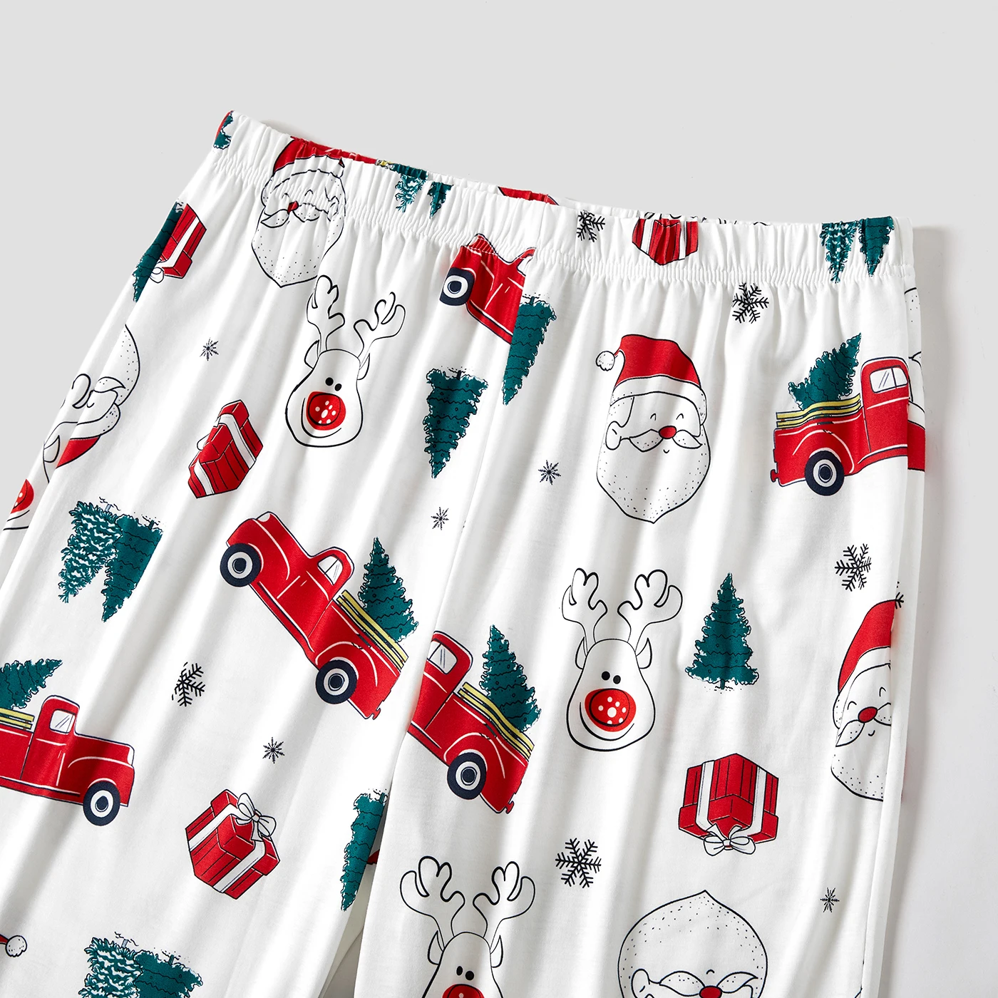 thumbnail image 4 of Conjuntos de pijamas a juego para toda la familia con estampado de Papá Noel y baúl navideño (resistentes al fuego), 4 of 5