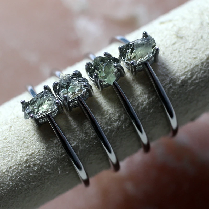 Meihan Natural Top 체코 Moldavite 불규칙한 바위  조정 가능한 여성 반지 보석 보석 만들기 선물