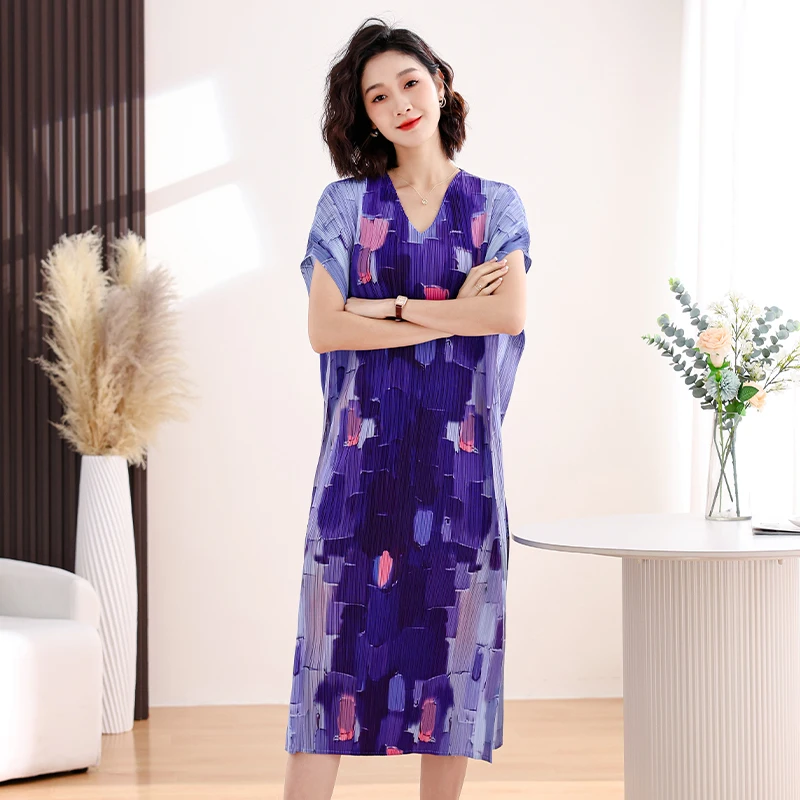 

Sanzhai Pleated Magic Dress 2024 Summer Short sleeved V-neck Bat Sleeve Super Slim Fit Pleated Skirt Pullover Mid length Dress